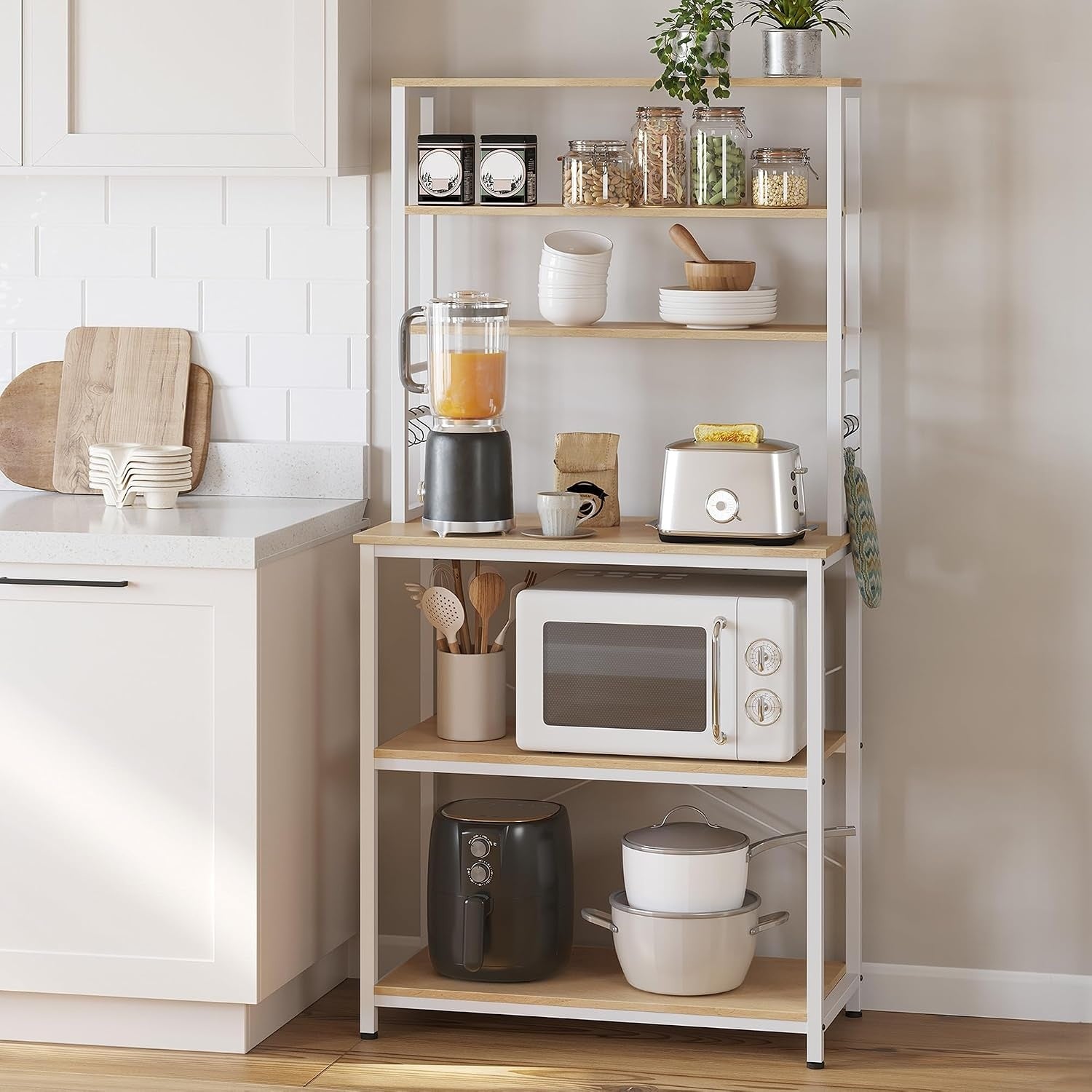Etagere de cuisine industrielle avec 6 niveaux et 6 crochets, support machine a cafe et micro-ondes en finition chene blanc
